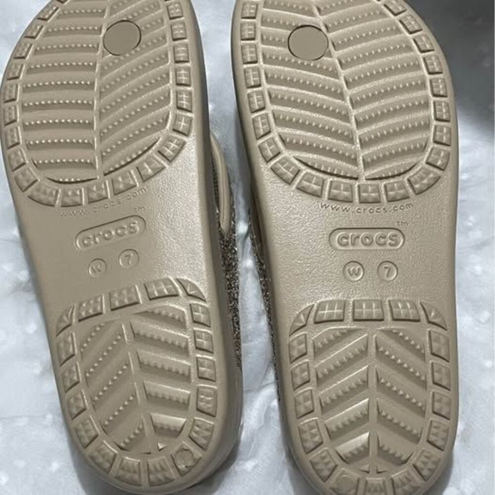 New women’s CROCS Iconic Comfort Tan Gold Glitter Flip Flops Size W7 - Picture 3 of 6